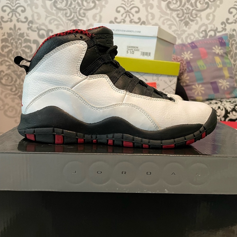 Air Jordan Retro Chicago 10’s. Original box. 4.5Y
